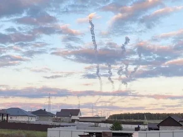 У Бєлгороді через обстріл постраждало дорожнє покриття та автомобілі - росЗМІ