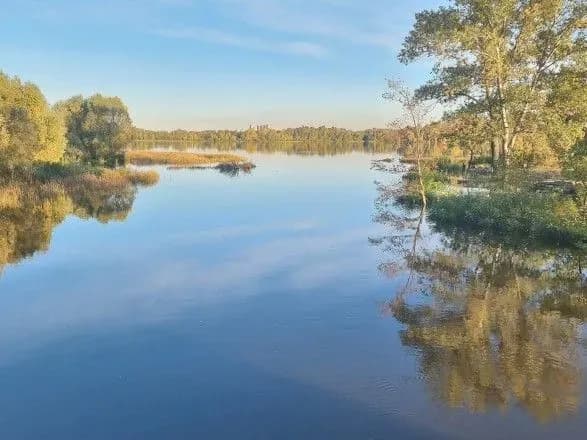 У Києві піднялася вода в Дніпрі: влада каже, усе повернеться в норму за тиждень