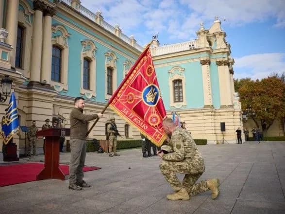 Зеленський вручив ордени "Золота Зірка", відзнаки "Хрест бойових заслуг" та присвоїв почесні найменування військовим частинам