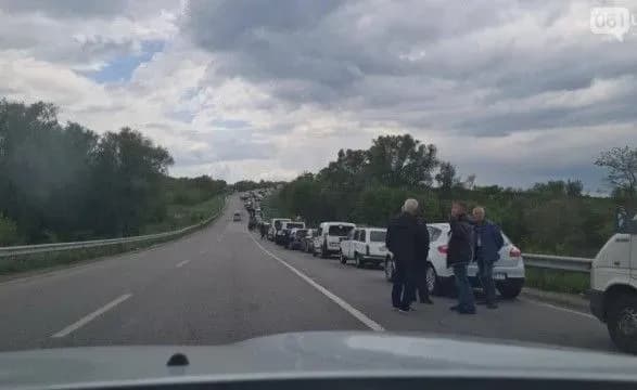 рашисты продолжают удерживать жителей в заложниках на блокпосту в Васильевке