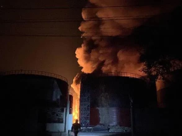 Обстріл Миколаєва: ворожі дрони влучили в об’єкт промислової інфраструктури, зайнялись резервуари із соняшниковою олією