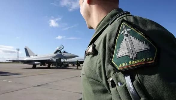 Колишніх британських пілотів вербують на службу в китайській армії - Міноборони Королівства