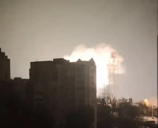 Белгород в рф частично без света: губернатор говорит об "отключении" трансформатора, в сети появились кадры пожара