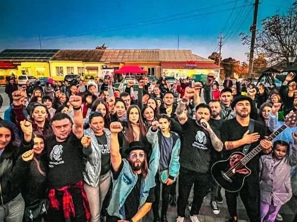 Гурт KOZAK SYSTEM дав вуличний концерт на Вінниччині в рамках туру “Співай заради перемоги”