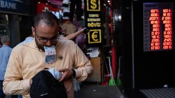 Центробанк Туреччини третій місяць поспіль знижує ставку через стрімке зростання інфляції