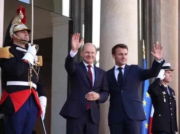 Макрон і Шольц зустрілись за робочим обідом у Парижі: намагались подолати розбіжності