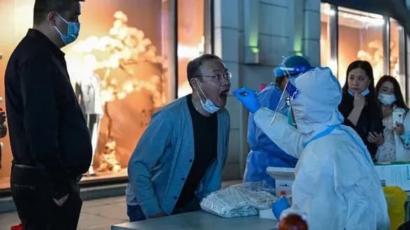 Covid у Китаї зупинив виробництво на найбільшому у світі заводі iPhone