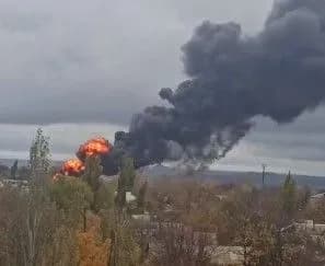 В окупованому Шахтарську "бавовна": знову горять цистерни з паливом