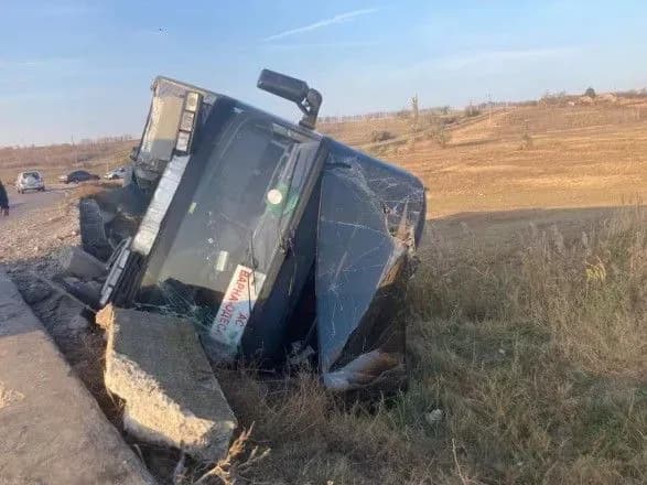 Біля Одеси перекинувся автобус: до лікарні доставили трьох пасажирів і водія