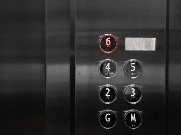 Через відключення світла киян закликали не користуватися ліфтами