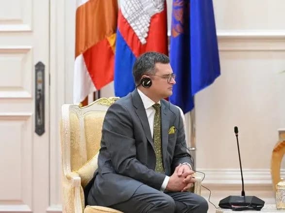 Перший в історії МЗС України: Кулеба розпочав візит до Камбоджі