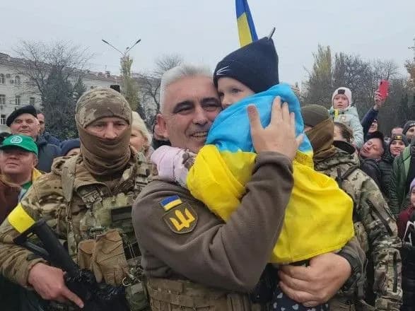 Аплодували і скандували "Дякую": як у Херсоні зустрічали командувача ОК "Південь" Андрія Ковальчука