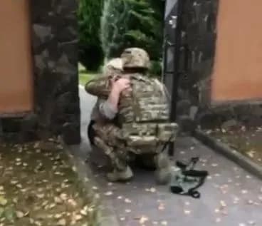Відео: бабуся на колінах зустрічала онука, який звільняв Херсон