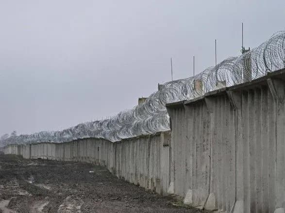 Залізобетонний паркан з колючим дротом: з’явилося відео будівництва стіни на кордоні з білоруссю