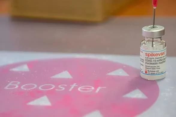 Moderna: бівалентне бустерне щеплення COVID-19 краще працює проти підваріантів BA.4 і BA.5