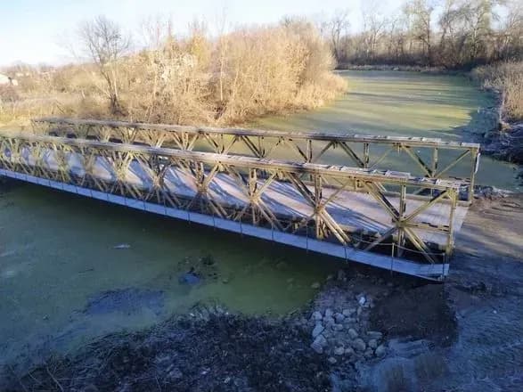 У деокупованій Балаклії відкрили рух тимчасовим мостом, який передала Чехія