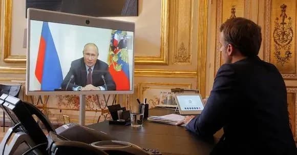 Давно не спілкувались: Макрон планує найближчим часом поговорити з путіним