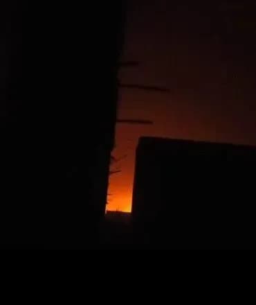 Рашисти знову обстрілюють Херсон: у місті лунали вибухи, а потім спалахнула пожежа