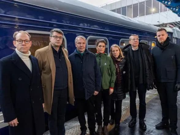 До Києва приїхали глави МЗС семи країн