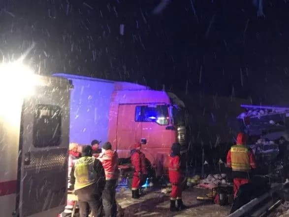 Під Києвом зіткнулися три автомобілі: рух у бік столиці перекрито