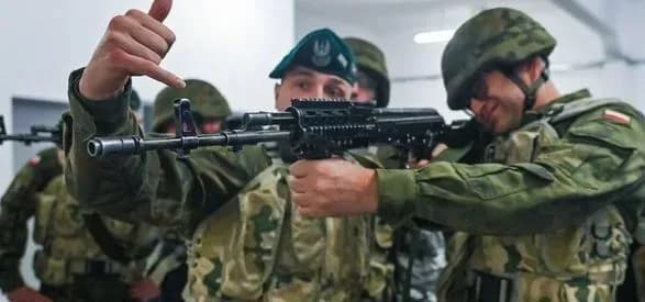 Польща планує набрати 200 000 осіб для проходження військової підготовки у 2023 році
