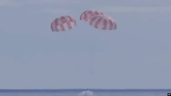 Космічний корабель Orion повернувся на Землю після польоту навколо Місяця