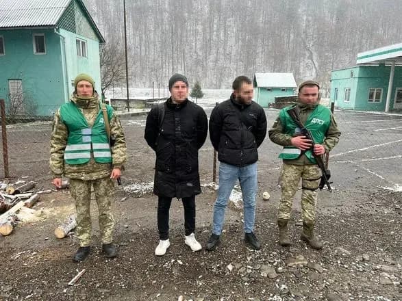 Хотіли пливти в Румунію на дитячих кругах: на березі Тиси затримали двох чоловіків