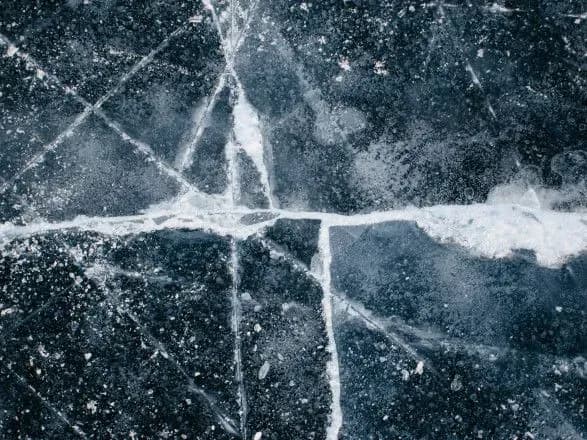 У Києві жінка разом із собакою провалилася під лід: відео порятунку