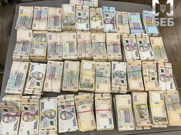 Детективы БЭБ во Львовской области изъяли наличные и электронные сигареты более чем на 26 млн грн