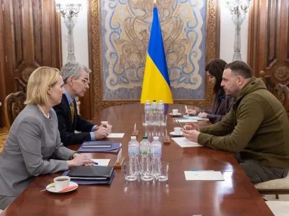 Єрмак провів перемовини з помічником держсекретаря та послом США