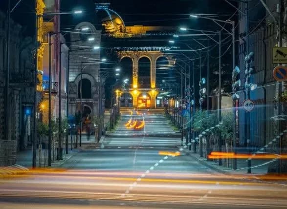 В Грузии пьяный мужчина угнал автобус с пассажирами. В 20 метрах его задержала полиция