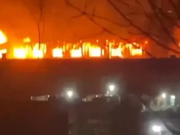 У російському владивостоку горить склад кондитерської фабрики з новорічними солодкими подарунками