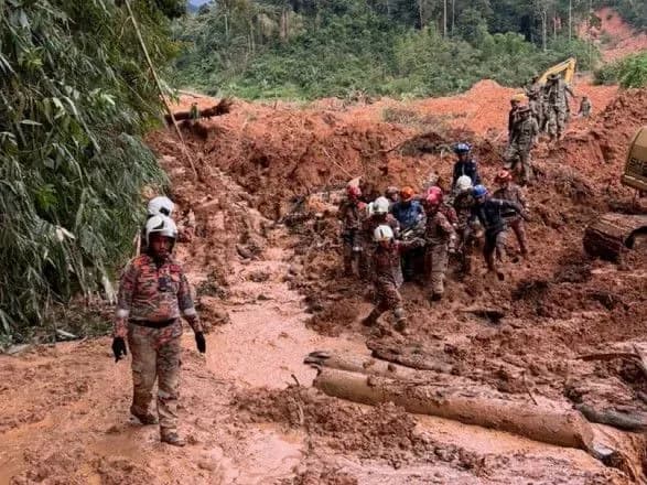 Кількість жертв зсуву ґрунту в Малайзії досягла 24: знайшли тіло дівчинки