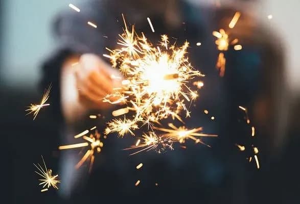 Бенгальські вогні та петарди теж: на Київщині заборонили продавати та використовувати піротехніку