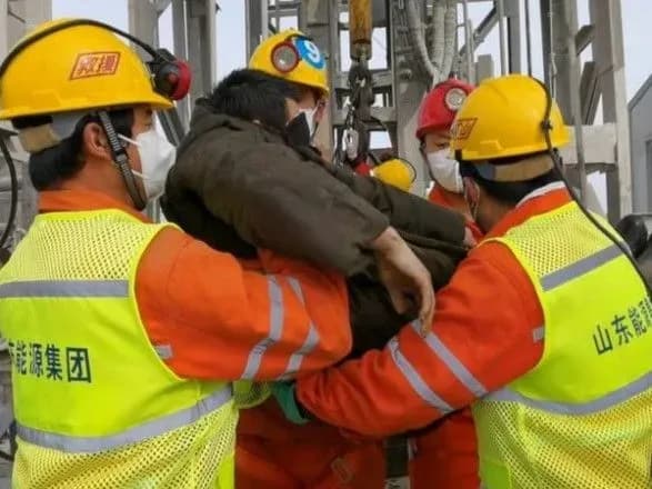 У Китаї 18 шахтарів опинилися під завалами на золотій копальні