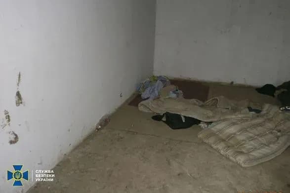 Душили пакетами і застосовували електрошокер: на Миколаївщині знайшли ще одну катівню рашистів