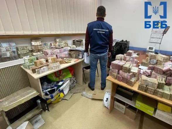 Організували нелегальний обмін валют: БЕБ викрило конвертцентр криптовалют та вилучило 152 млн грн готівки