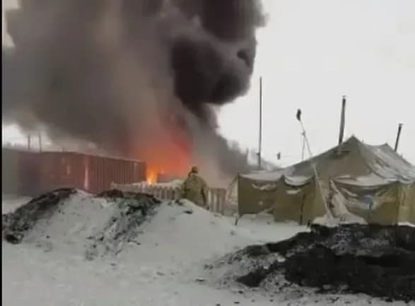 У російському томську горить казарма російських військових