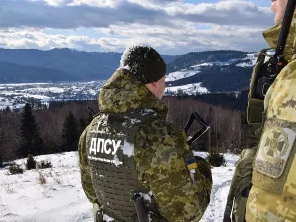 Спроба прорватись через кордон, стрілянина і втеча: як на Буковині затримували порушника