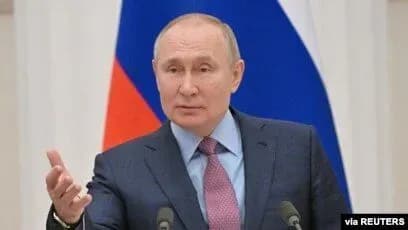 путін доручив показувати фільми про війну в Україні та про боротьбу з неонацизмом