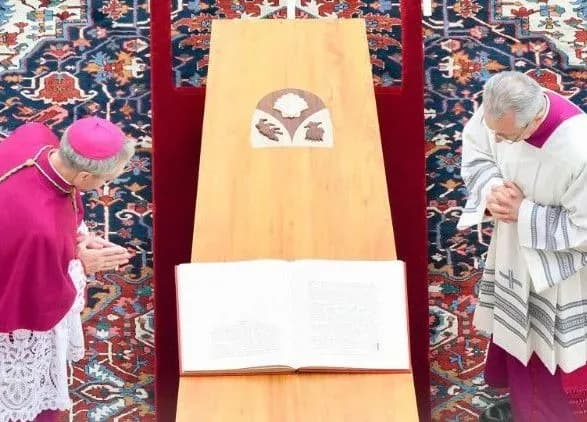 Папу-эмерита Бенедикта XVI похоронили в криптах под базиликой Святого Петра