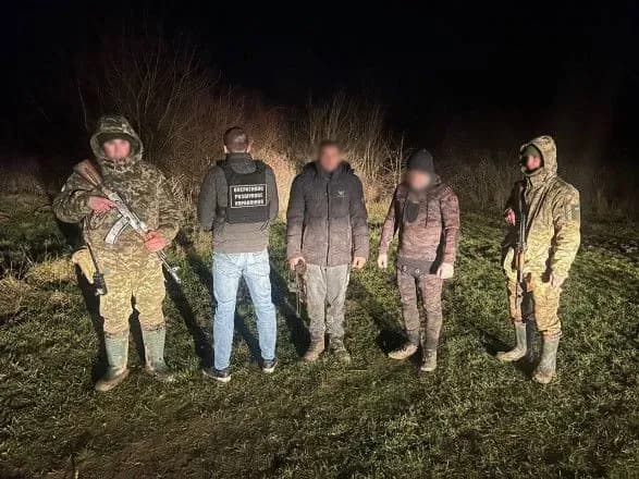 З приладом нічного бачення та гідрокостюмом: на Закарпатті затримали переправника з «клієнтом», що хотів перетнути кордон
