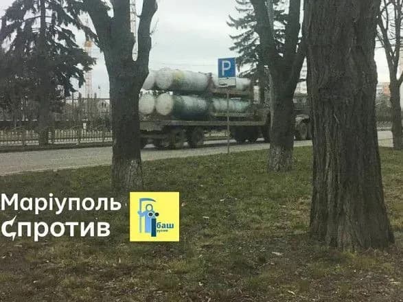 Окупанти вже третій день поспіль перекидають в Маріуполь військову техніку та засоби ППО