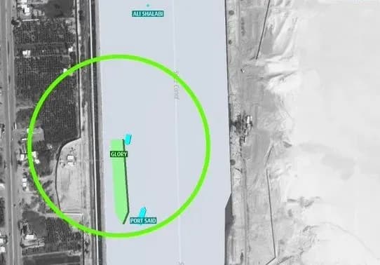 Застрявшее в Суэцком канале грузовое судно сняли с мели