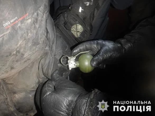 Угрожал взорвать гранатой: в Славянске мужчина ограбил подростков