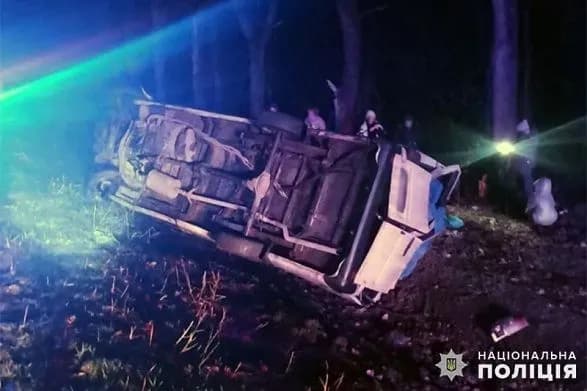 Рейсовий автобус перекинувся на Хмельниччині, серед 9 постраждалих дитина