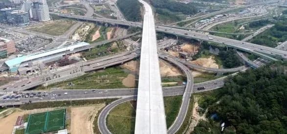 На обледенелой дороге в Южной Корее столкнулись 40 автомобилей, десятки людей пострадали