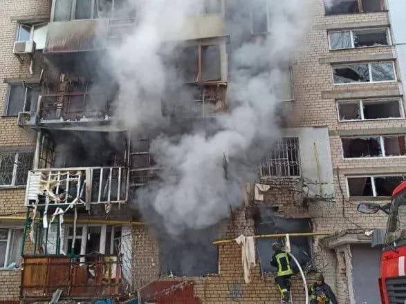 "Прилет" в жилой дом Херсона: вражеские снаряды ударили в помещение, где работают представители Красного Креста
