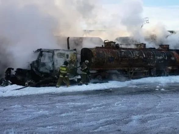 В россии снова пылает: загорелся бензовоз и железнодорожные цистерны