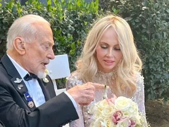 Учасник першої висадки на Місяць одружився у свій 93-й день народження